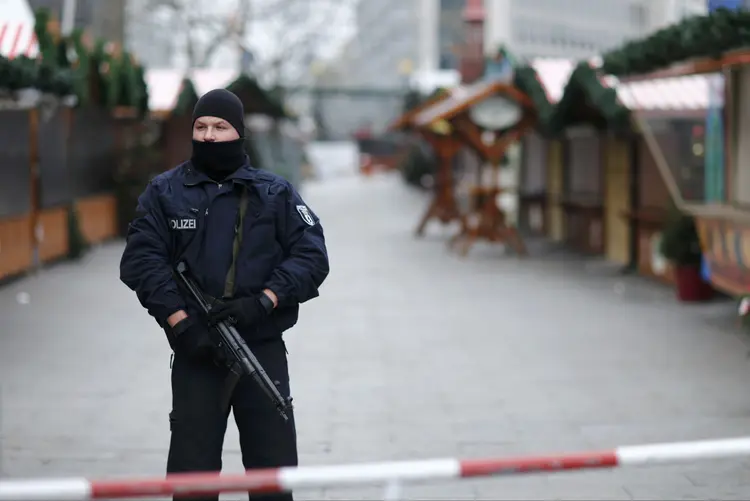Segurança: mais de 90 mil policiais e milhares de soldados estarão em serviço na noite de Ano Novo em toda a França (Hannibal Hanschke/Reuters)