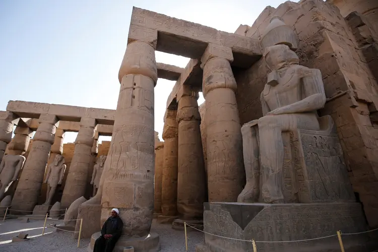 Imagem mostra um guarda sentado em frente ao Templo de Luxor, no Egito (Amr Abdallah Dalsh/Reuters)