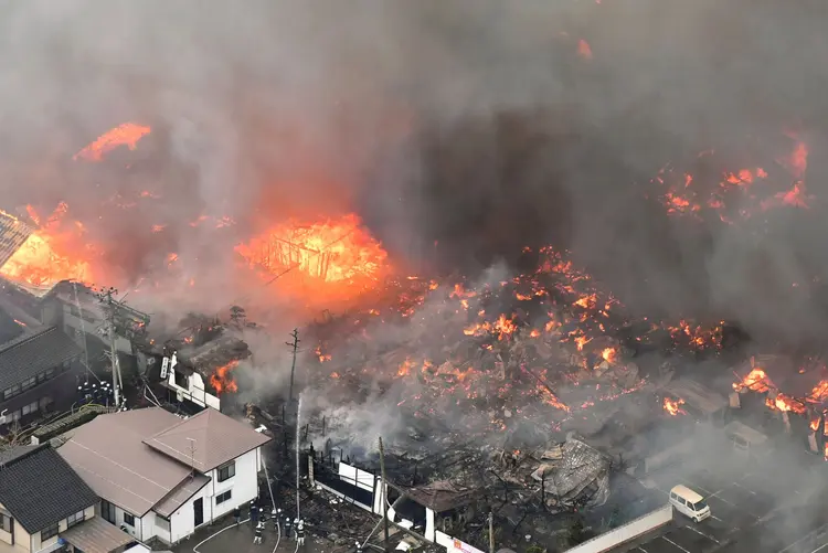 Incêndio: cerca de 580 pessoas procedentes de 270 imóveis tiveram que ser evacuadas (Kyodo/Reuters)
