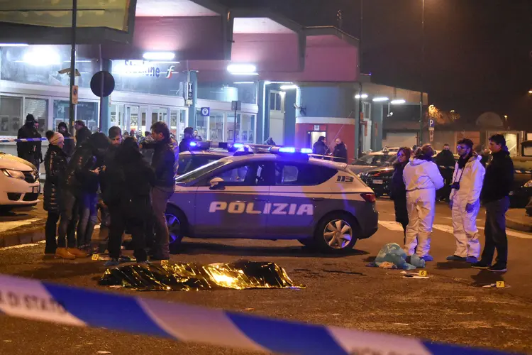 Polícia italiana em local onde Anis Amri, suspeito de atentado em Berlim, foi morto por policiais no dia 23/12/2016 (Stringer/Reuters)