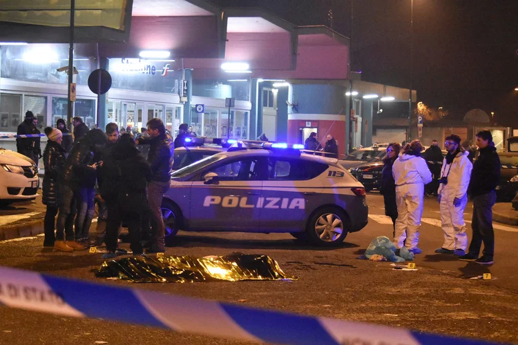 Polícia italiana em local onde Anis Amri, suspeito de atentado em Berlim, foi morto por policiais no dia 23/12/2016 (Stringer/Reuters)