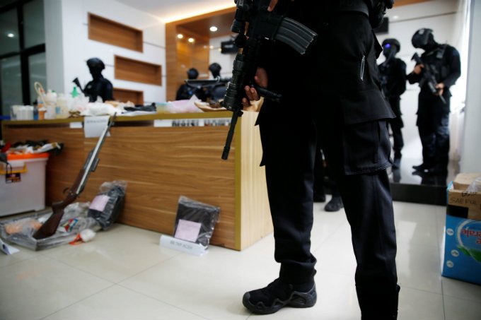 Polícia indonésia mata supostos terroristas que planejavam ataque