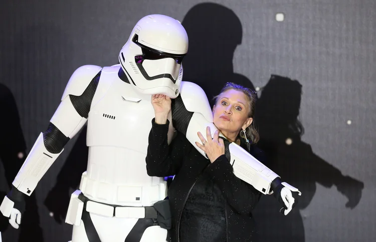 Carrie Fisher: ela foi reanimada por um procedimento cardiopulmonar por socorristas que estavam a bordo (Paul Hackett/Reuters)