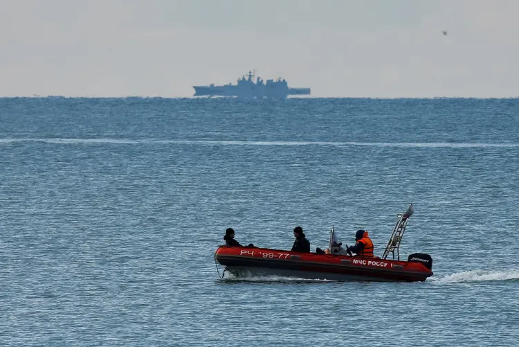 A boat of Russian Emergencies Ministry sails near the crash site of a Russian military Tu-154 plane, which crashed into the Black Sea on its way to Syria on Sunday, in the Black Sea resort city of Sochi, Russia, December 26, 2016.  REUTERS/Maxim Shemetov (Maxim Shemetov/Reuters)