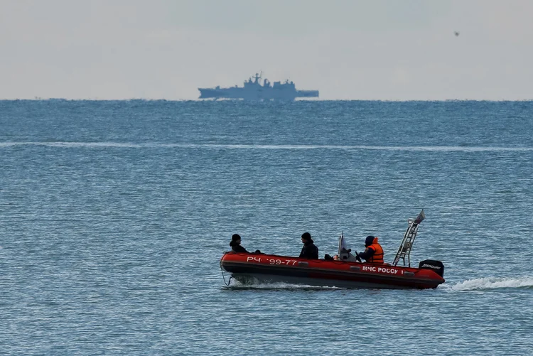 A boat of Russian Emergencies Ministry sails near the crash site of a Russian military Tu-154 plane, which crashed into the Black Sea on its way to Syria on Sunday, in the Black Sea resort city of Sochi, Russia, December 26, 2016.  REUTERS/Maxim Shemetov (Maxim Shemetov/Reuters)