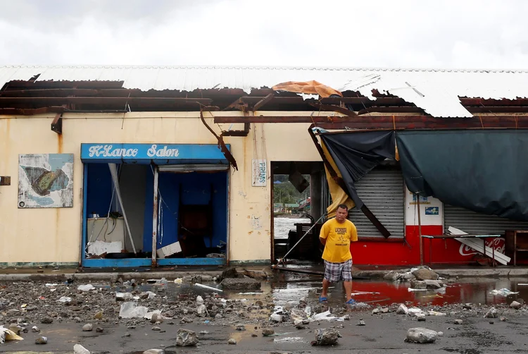 tufão passou hoje perto da capital filipina (Erik De Castro/Reuters)