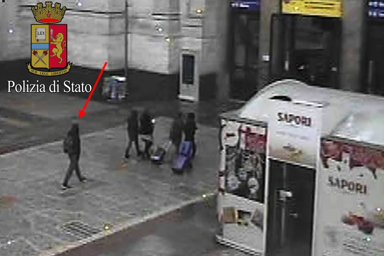 Imagem tirada pelas câmeras de segurança da estação de Milão mostra Anis Amri, tunisiano suspeito de ataque terrorista em Berlim (Polizia di Stato Press Office/Handout/Reuters)