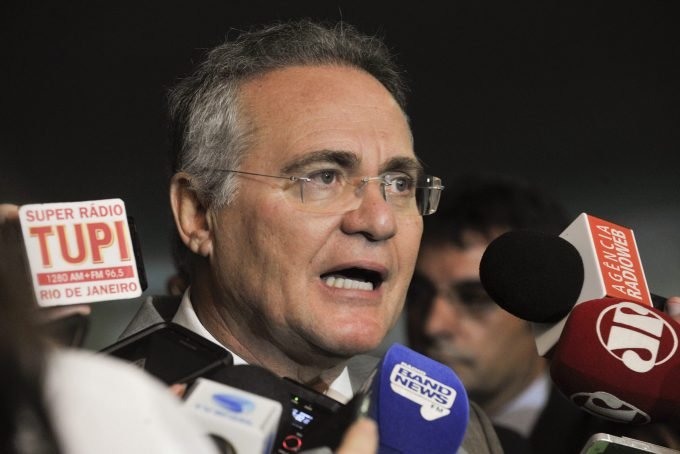 Renan se posiciona contra afastamento de Aécio Neves do Senado