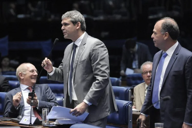 Lindbergh Farias: "Os vetos ao teto de autofinanciamento de candidatos e de doações privilegiam os que têm mais recursos financeiros", disse (Pedro França/Agência Senado)