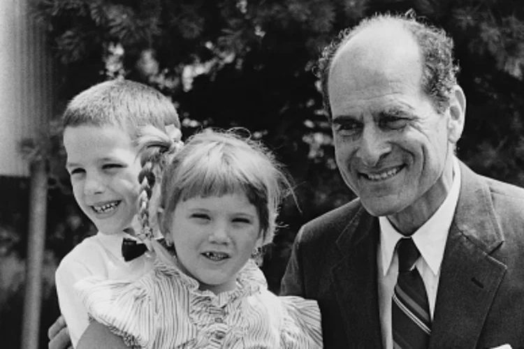 O doutor Henry Heimlich com crianças: inventor da manobra de Heimlich  (Bettmann / Contributor/Getty Images)