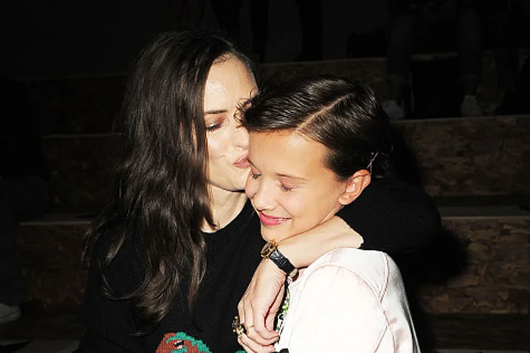 Winona e Millie: com apenas 12 anos, a estrela mirim concorre ao prêmio de Melhor Atriz em série dramática pelo seu trabalho em Stranger Things (Chance Yeh)