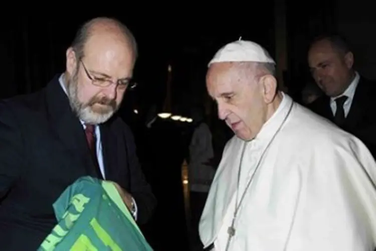 Papa: o uniforme entregue ao papa traz nas costas o seu nome e o número 71, em referência ao número de mortos no acidente (Rádio Vaticano/Reprodução)