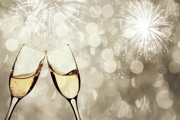 Taças de champanhe no Ano Novo (8213erika/Thinkstock)