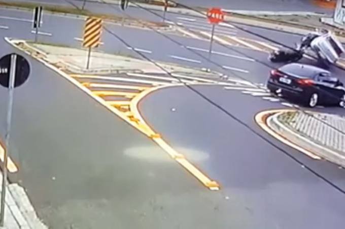 Motocicleta atropela e capota carro em Curitiba. Veja vídeo