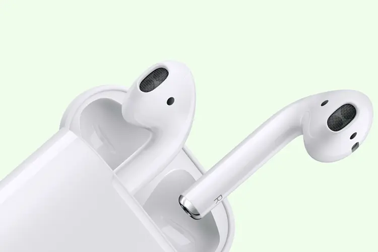 AirPods: os fones de ouvido vêm com uma caixinha que tem bateria portátil (Apple/Divulgação)