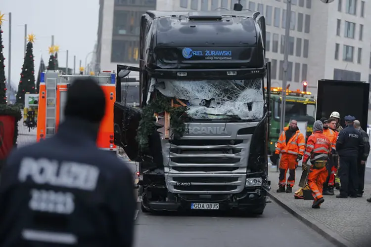 Alemanha: depois que o caminhão atropelou os visitantes do mercado natalino instalado na cêntrica Breitscheidplatz, no oeste de Berlim, o motorista fugiu do local (Hannibal Hanschke/Reuters)