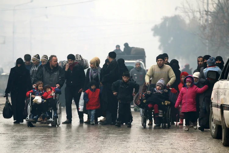 Pessoas fogem de Aleppo: cidade está quase que inteiramente destruída após ofensiva do governo contra rebeldes (Abdalrhman Ismail/Reuters)