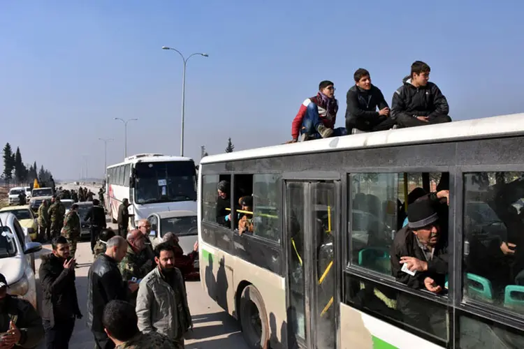 Retirada de civis de Aleppo: contato dos rebeldes dentro da cidade disse que "a operação de retirada continua e não acabou" (Reuters)