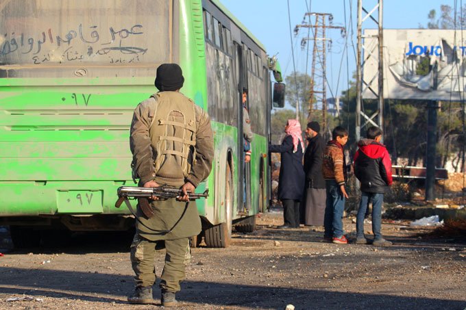 Últimos moradores da zona rebelde de Aleppo aguardam retirada