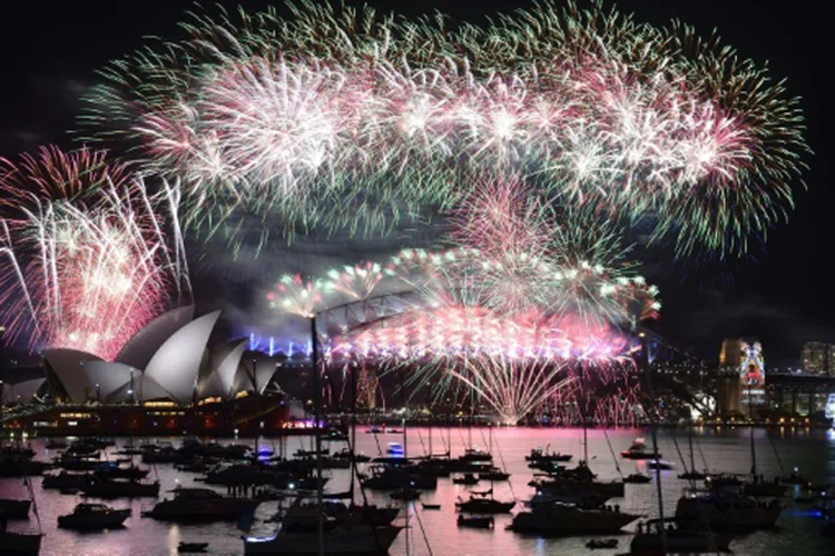 A queima de fogos para a chegada de 2016 em Sydney: espetáculo requer 15 meses de preparação para a empresa familiar Foti (Saeed Khan/AFP)