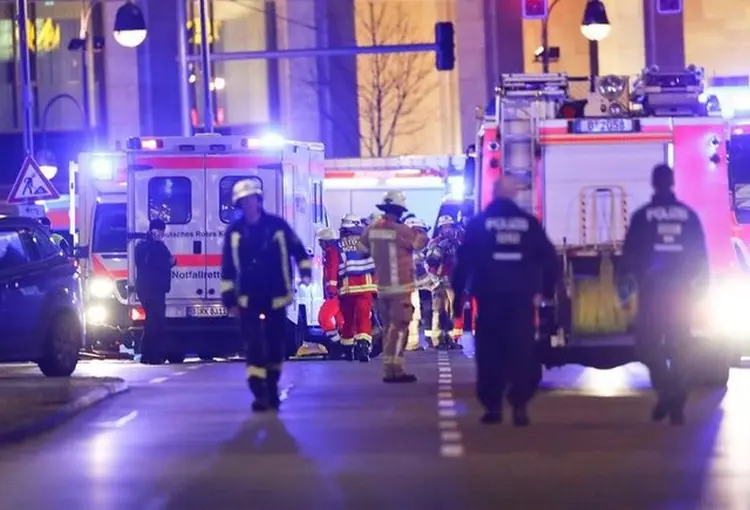 Polícia e equipes de emergência em local de incidente em mercado natalino em Berlim (Fabrizio Bensch/Reuters)