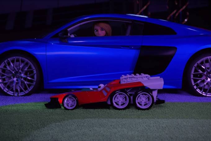 Audi critica estereótipos com história de boneca que dirige um R8