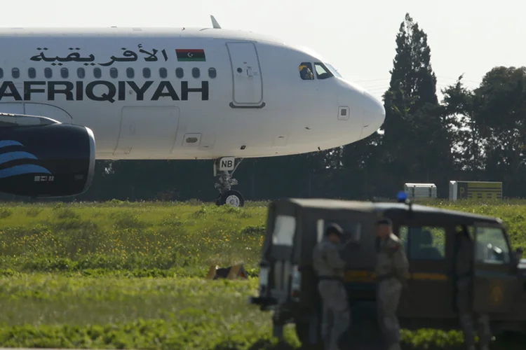 Airbus A320-214 da companhia aérea Afriqiyah Airways em Malta: aeronave foi sequestrada na Líbia e teve rota desviada (Darrin Zamit-Lupi/Reuters)