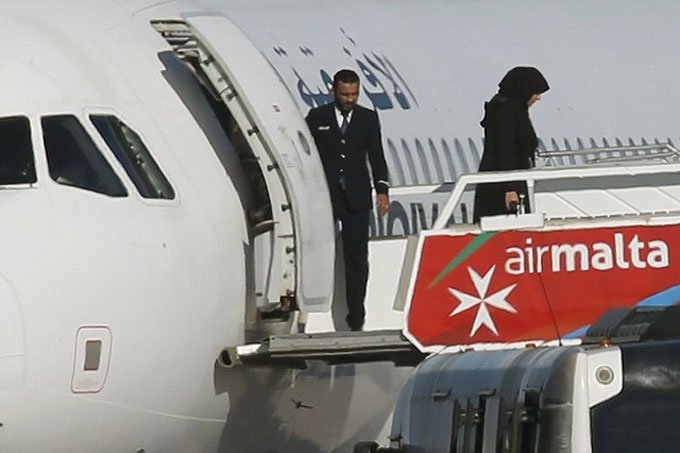 Sequestradores de avião líbio libertam passageiros em Malta
