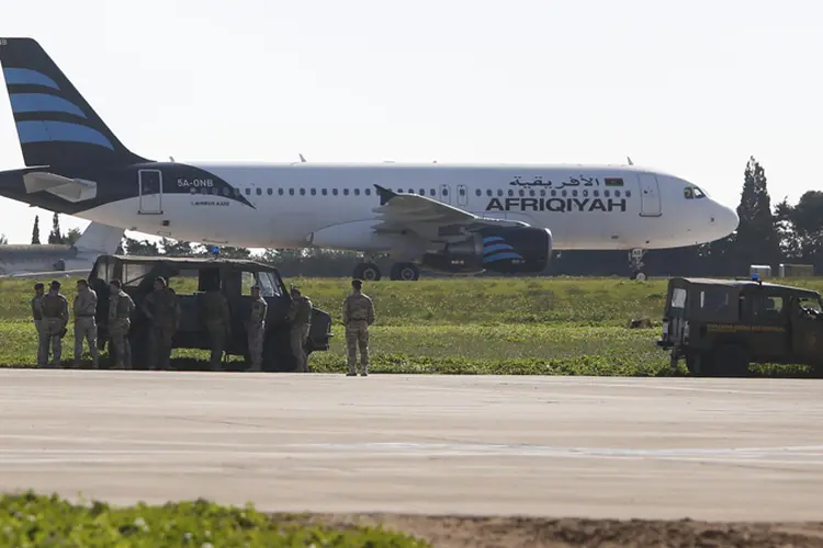 Avião líbio sequestrado: sequestrador dentro do avião diz portar uma granada (Darrin Zamit-Lupi/Reuters)