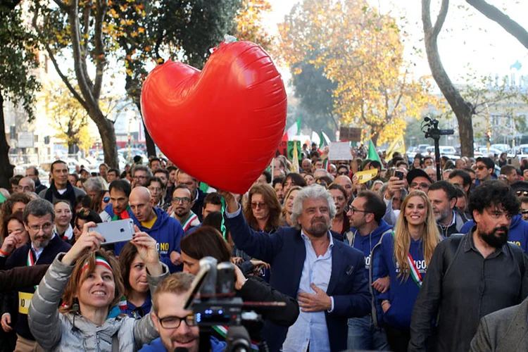 Líder do movimento: vários ativistas manifestaram seu ceticismo pela surpreendente mudança de posição do Cinco Estrelas, que até recentemente defendia a saída da Itália da zona do euro (Alessandro Bianchi/Reuters)