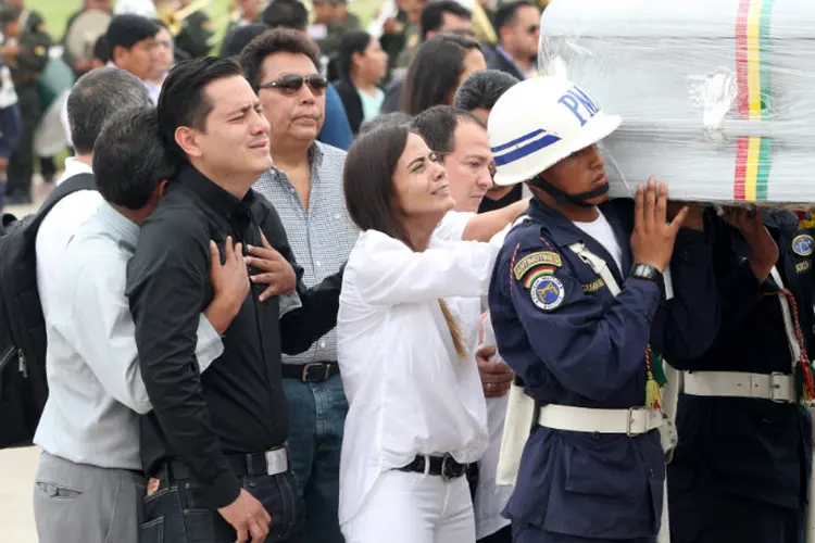 Tristeza: corpos foram recebidos com muita emoção na Bolívia (Daniel Walker/Reuters)