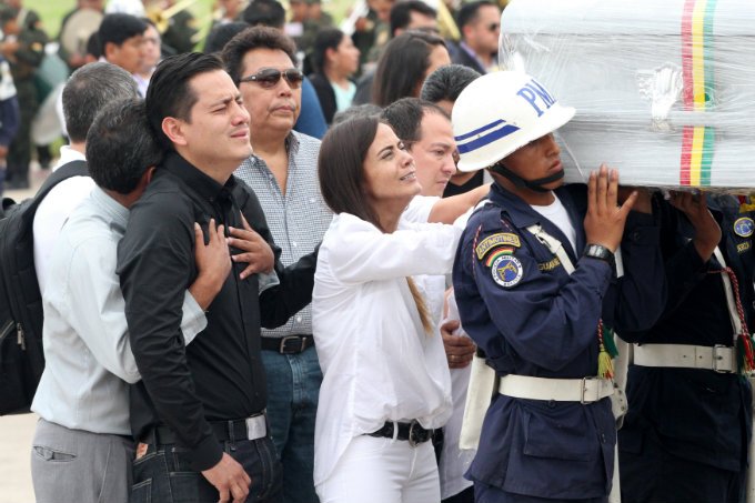 Corpos de tripulantes da LaMia são recebidos com choro na Bolívia