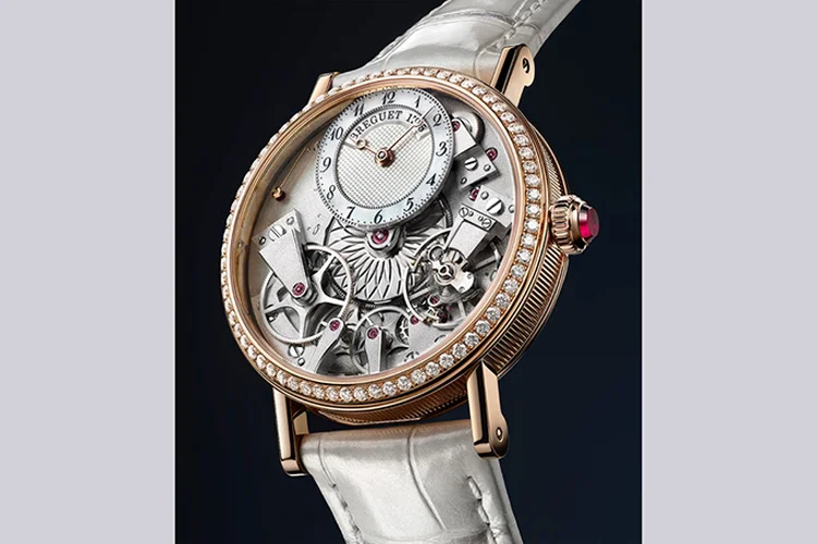 O acabamento é dado por uma pulseira de couro branca (Breguet/Divulgação)