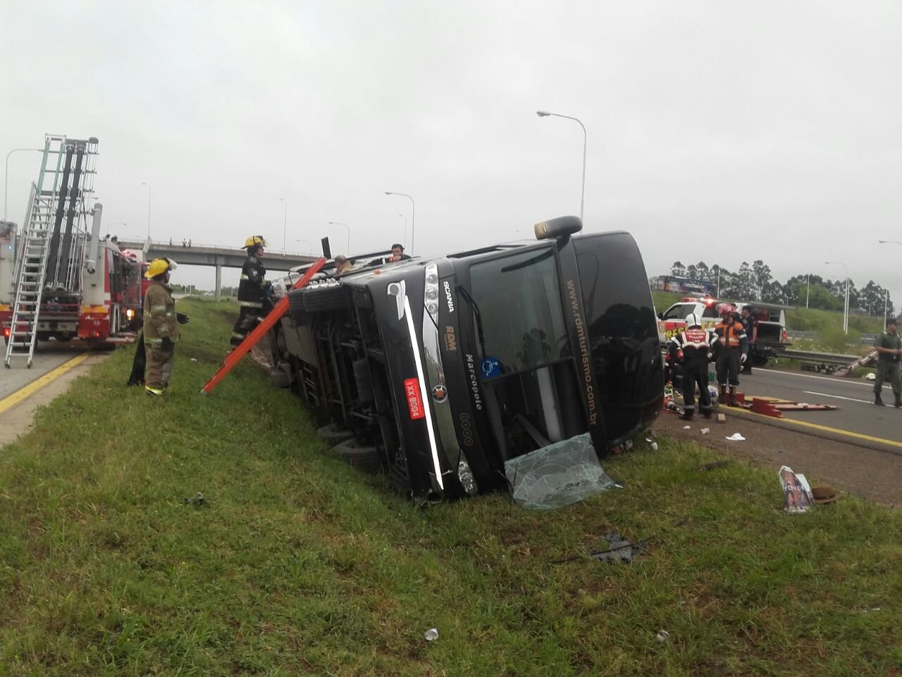 Ônibus brasileiro tomba na Argentina e mata 2 pessoas