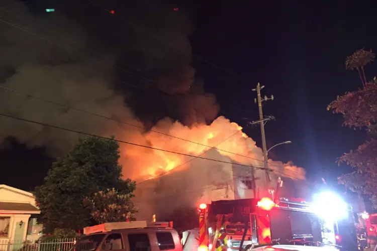 Chamas em armazém que pegou fogo, na Califórnia: ainda não se sabe a causa do incêndio (Seung Lee/Reuters)