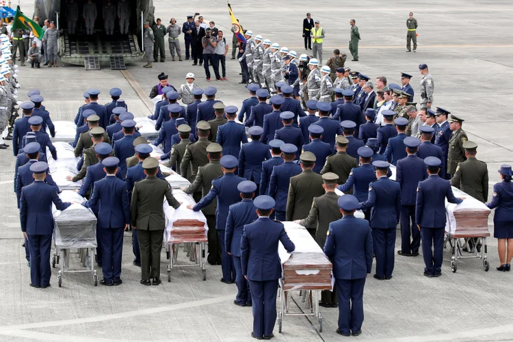 Cortejo: As três aeronaves Hércules da Força Aérea Brasileira (FAB) foram até a Colômbia para levar os corpos até Chapecó (Jaime Saldarriaga/Reuters)