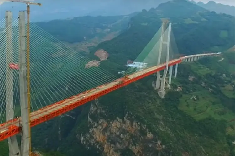China: mais de 1 mil engenheiros e técnicos participaram da construção deste viaduto suspenso (YouTube/Reprodução)