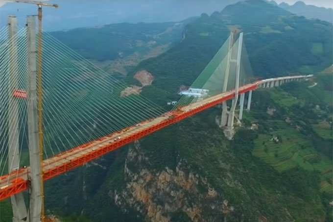 Ponte mais alta do mundo começa a funcionar na China