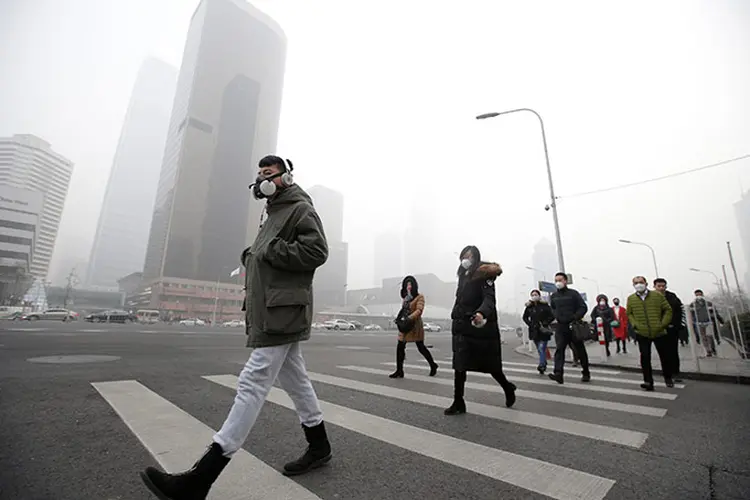 Poluição em Pequim: nevoeiro de fumaça que encobriu cidades e interrompeu tráfego aéreo, operações portuárias e atividades escolares (Jason Lee/Reuters)