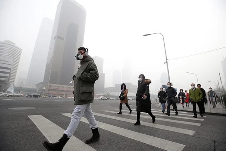 Poluição: Pessoas usam máscaras de proteção  em Pequim, China. 21 de dezembro de 2016 (Jason Lee/Reuters)