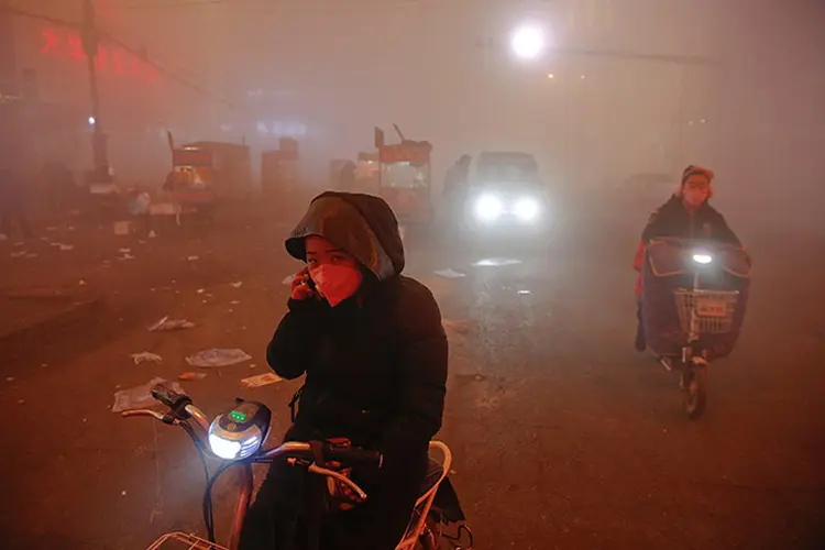 Poluição: aumento no consumo de carvão e "condições climáticas desfavoráveis" criou grandes concentrações de "smog" no norte da China (Damir Sagolj/Reuters)