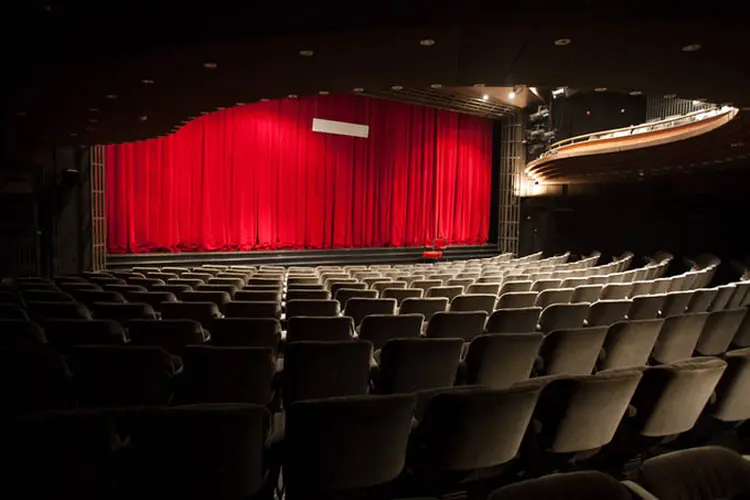 Sala de cinema: pelo menos por ora, estúdios ainda vencem plataforma. Mas muitos já demitem e realizam fusões ante a ameaça (aerogondo/Thinkstock)