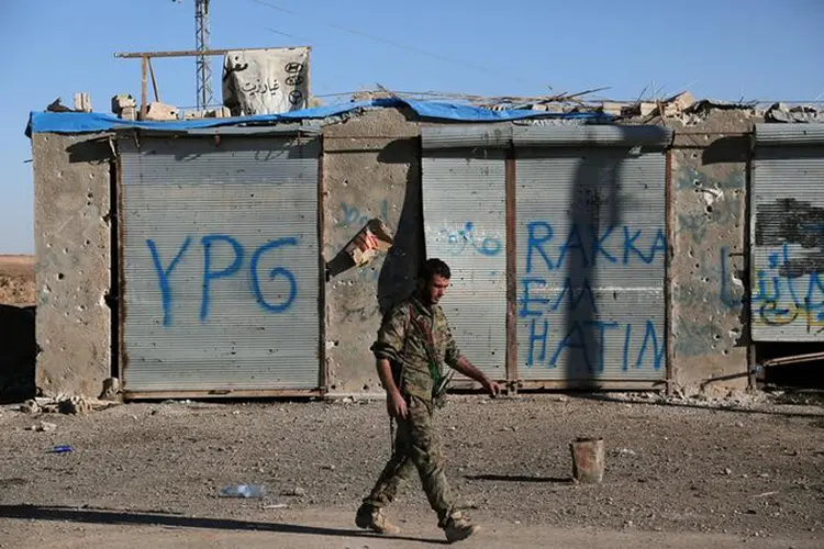 Combatente sírio na região de Raqqa: três soldados das SDF morreram combatendo o Estado Islâmico após a captura de cinco vilarejos (Rodi Said/Reuters)