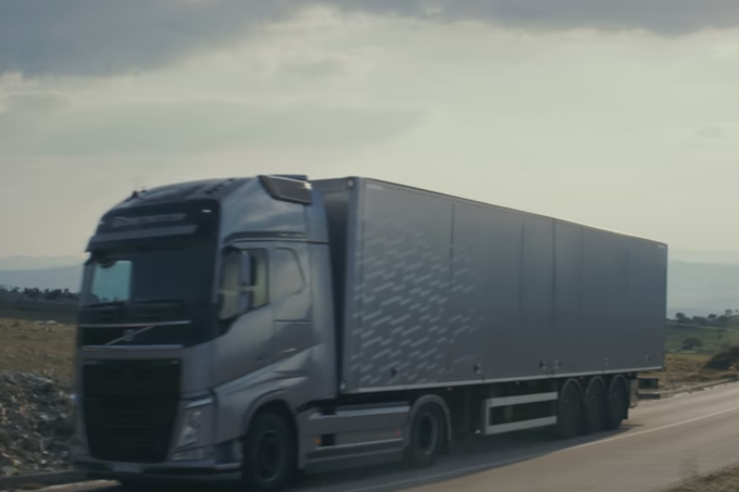 Atleta de parapente pega carona de caminhão em comercial da Volvo