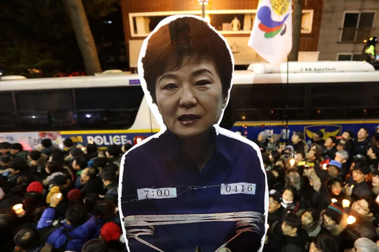 Coreia do Sul: Park Geun-hye é acusada de cumplicidade em um caso de extorsão e abuso poder com grupos industriais, como a Samsung (Reprodução/Getty Images)