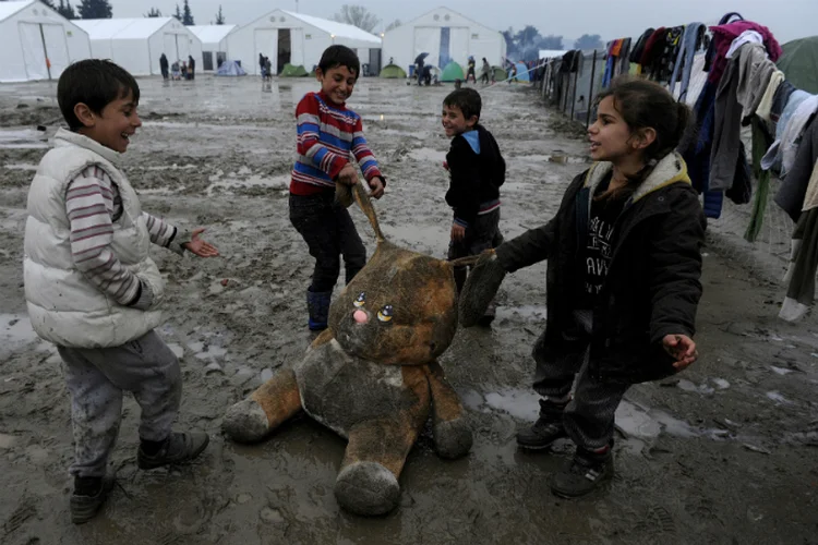 Crianças em campo da Grécia: poluição ambiental também aumenta o risco de doenças cardíacas, derrames e câncer ao longo da vida (Alexandros Avramidis/Reuters)