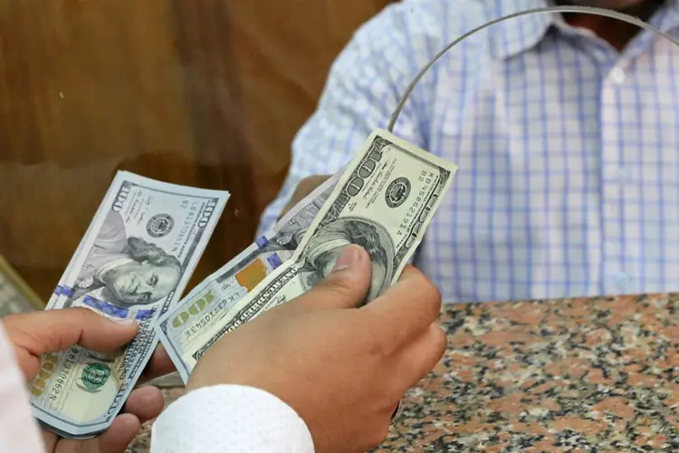 Dólar: Banco Central realizará nesta sessão novo leilão de até 8,3 mil swaps cambiais tradicionais (Mohamed Abd El Ghany/Reuters)