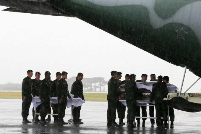 Corpos de vítimas de tragédia desembarcam em Chapecó com honras