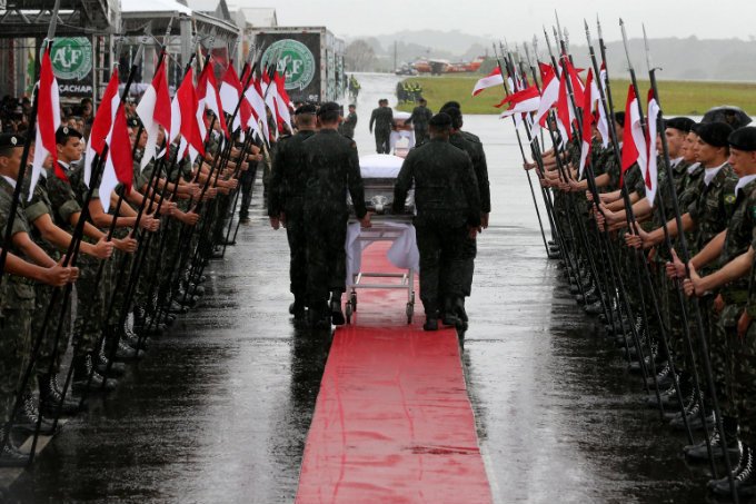 Debaixo de chuva, Chapecó se despede de seus heróis