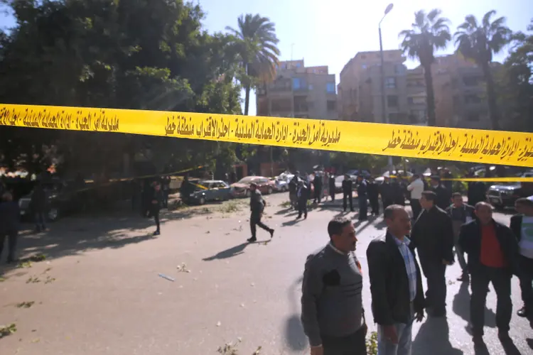Egito: o Movimento Hasm, que reivindicou vários ataques no país nos últimos meses, disse que detonou a bomba que também feriu 4 civis (Amr Abdallah Dalsh/Reuters)